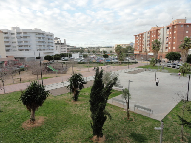 Piso situado en el centro de ibiza con amplias vistas a zona verde, cuenta con todas las comodidades  y aparcamiento en el mismo edificio.