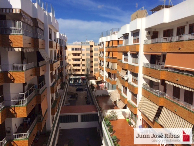 Piso muy amplio situado en un edificio representativo en una plnata alta, en pleno centro de Ibiza  con mucha luz y fachada a dos vientos. 
