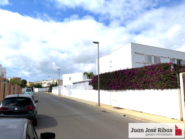 Vivienda en Sant Jordi a un paso del pueblo de Sant Jordi y muy bien comunicada tanto  del aeropuerto como de las mejores playas de Ibiza. Edificacion de  gran calidad con maravilosas zonas comunes con piscina.