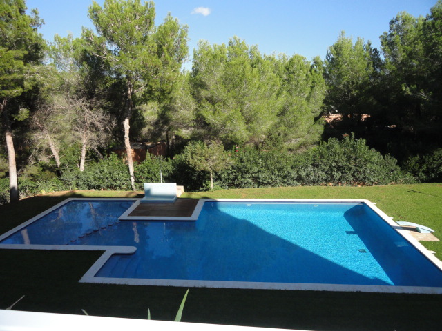 Duplex en Cala Llenya en complejo muy cerca de la playa con piscina y zonas verdes  a escasos de una de las mejores playas de la Costa Norte de  Ibiza, zona muy tranquila y familiar.