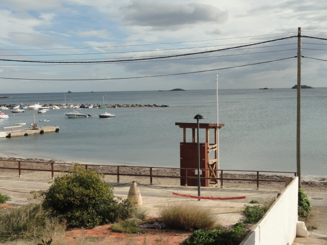Piso economico en Es Viver en primera linea del mar , en zona peatonal muy tranquila  a pie de playa.