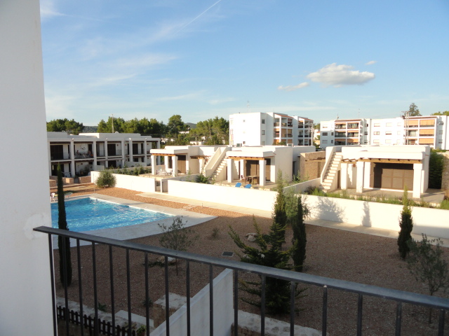 Vivienda con acabado ristico , disponemos de plantas balas y planta piso  en conjunto con piscina y amplios jardines.  Precio ultimas viviendas desde 210.000 euros.