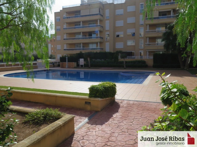 Vivienda en Planta baja en la zona Residencial de Can Misses con tres dormitorios con amplia terraza y  gran jardin con salida diresta a la piscina. NOVEDAD.